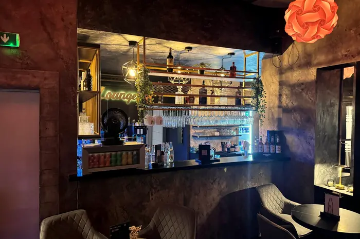 Die Bar mit Gläsern und Lampions