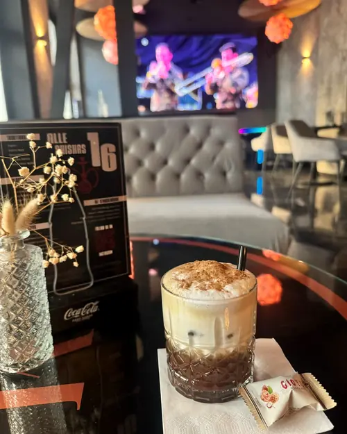 Eiskaffee mit Zimt im Kristallglas